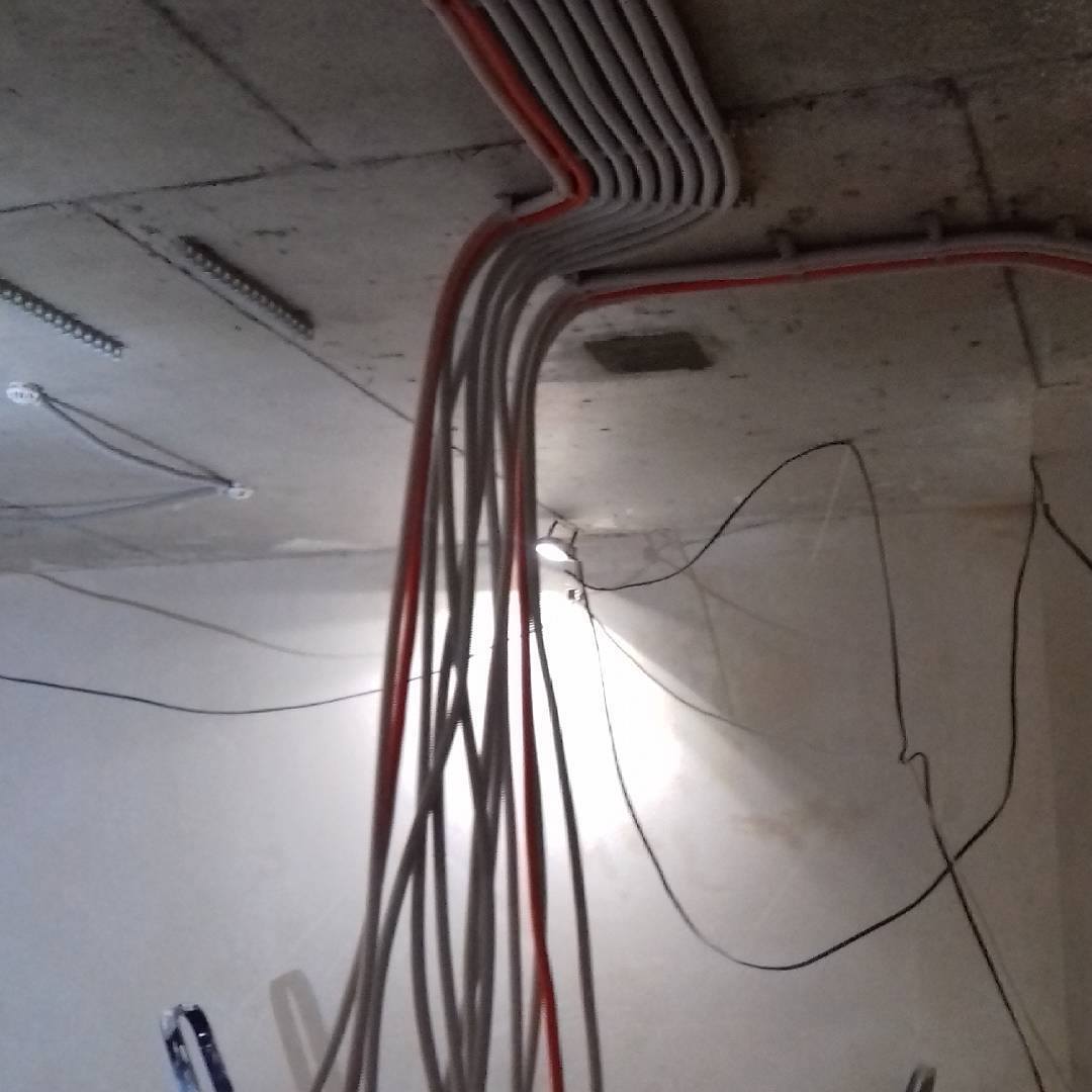 Elektrik kabellərinin tavana çəkilməsi.